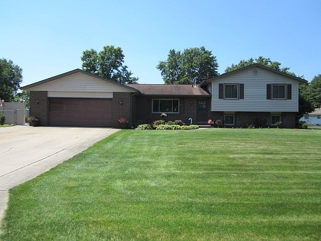 1st image of 60153 Surrey Ln