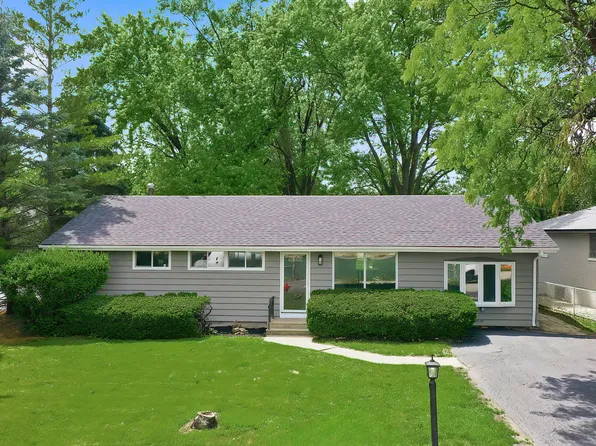 221 Sky Hill Rd, Wauconda, IL 60084