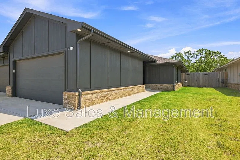 3 bed, 2.0 bath, 1445 sqft, $1,645 — Photo 2