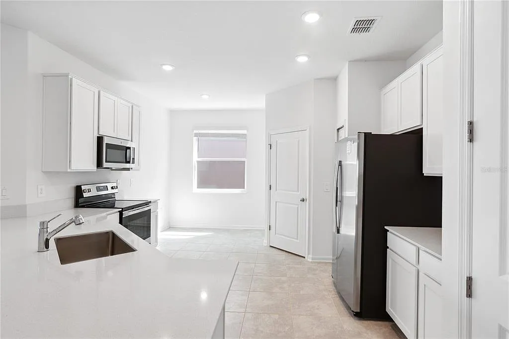 4 bed, 3.0 bath, 2080 sqft, $2,600 — Photo 4