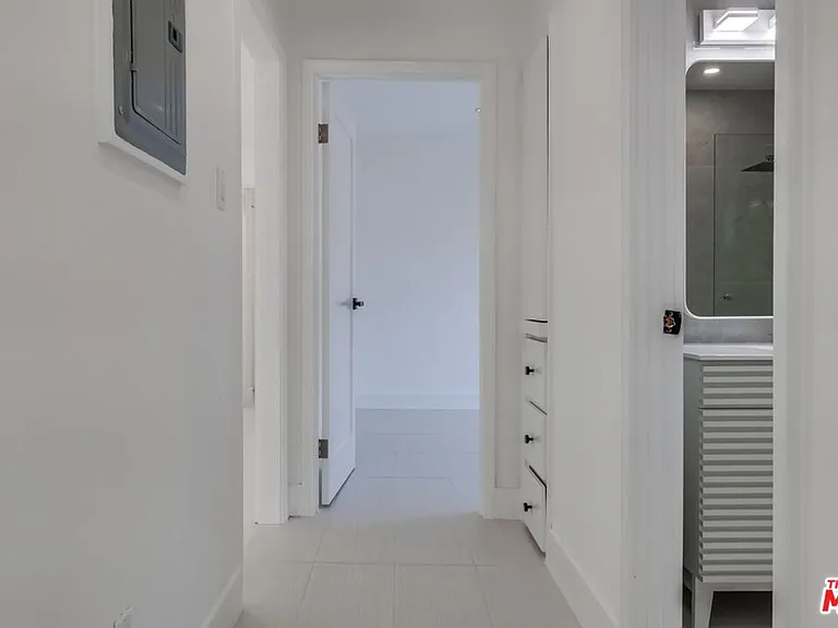 1318 S Longwood Ave — Photo 23