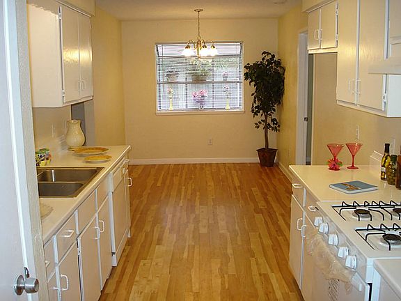 BEAUTIFUL KITCHEN WITH RESURFACED CABINETS,NEW STOVE,NEW TILE
