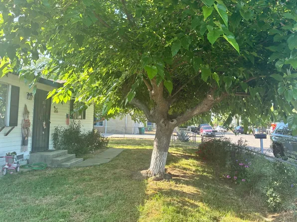 130 11th St, Orange Cove, CA 93646