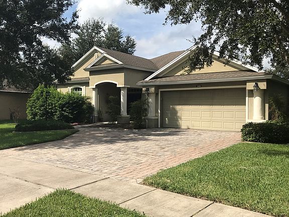 Larger driveway, fits 3 cars