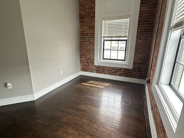 1212 Meridian St #201 — Photo 11
