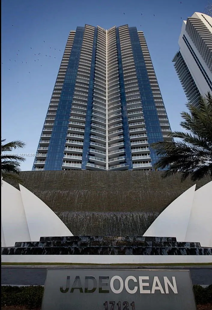 Jade Ocean Condo — Photo 1