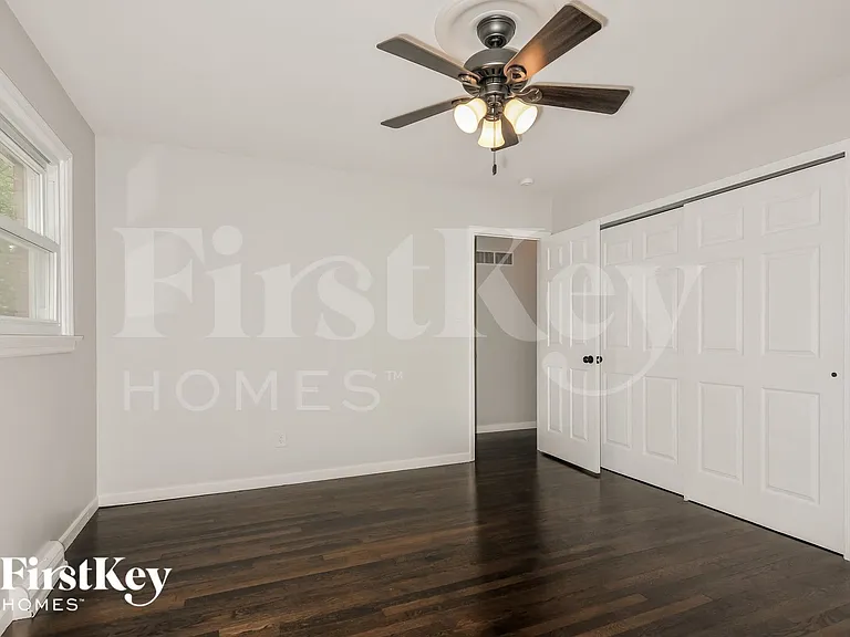 305 Elmhurst Dr — Photo 9