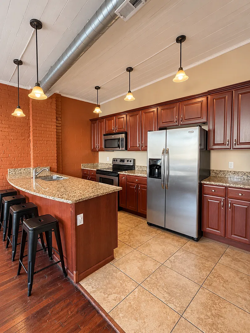 Spacious 2 bed 2 bath industrial style apartment — Photo 2