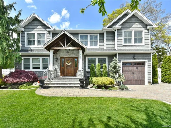 129 Commonwealth Avenue, Massapequa, NY 11758