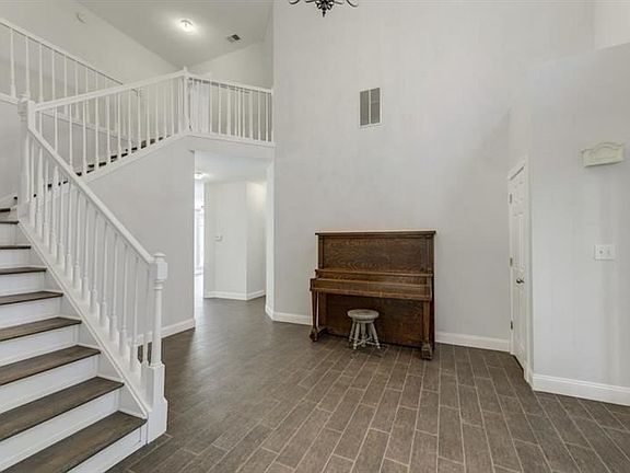 5th image of 140 Sweetwater Dr