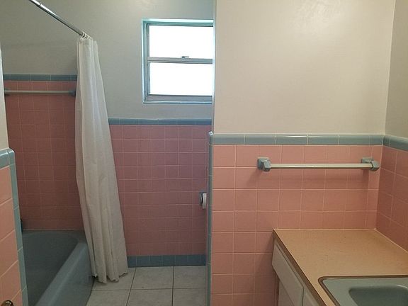 4th image of 917 E 2nd Ave