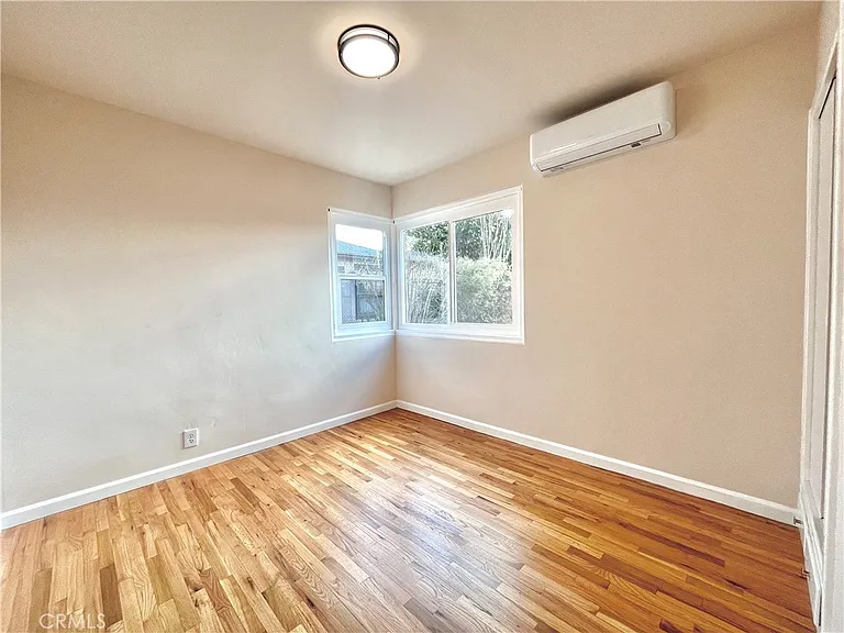 936 E Sandra — Photo 6