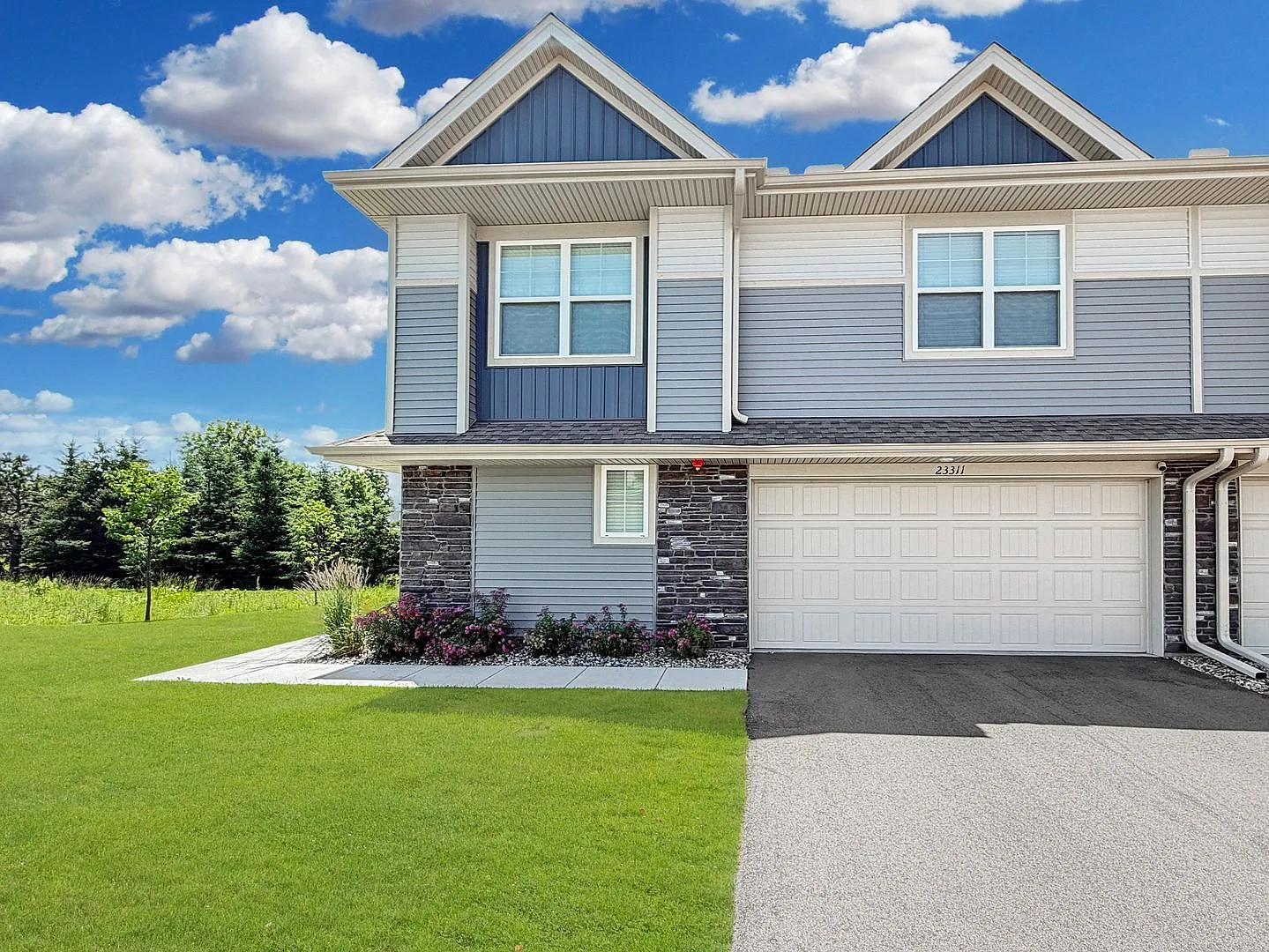 3 bed, 3.0 bath, 2300 sqft, $2,400 — Photo 2