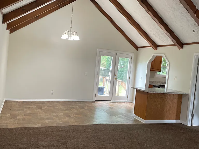 324 Peggy Dr — Photo 2