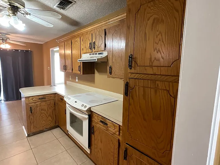 213 Old Oak Ln — Photo 8
