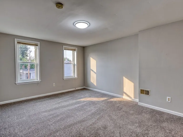515 Seneca St — Photo 4