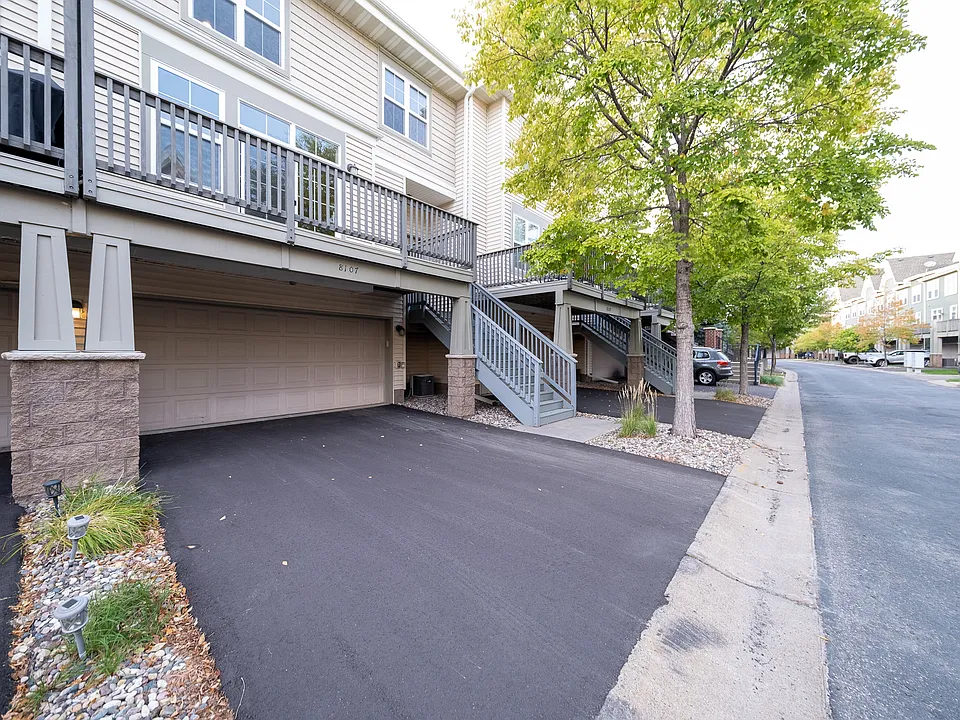 8107 Oakview Dr N
