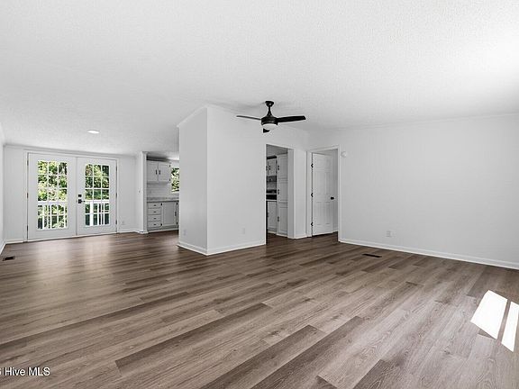 3rd image of 410 Pond View Circle