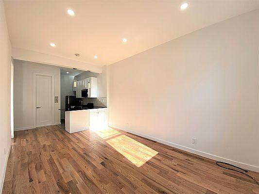 2nd image of 103 W 74th St APT 7