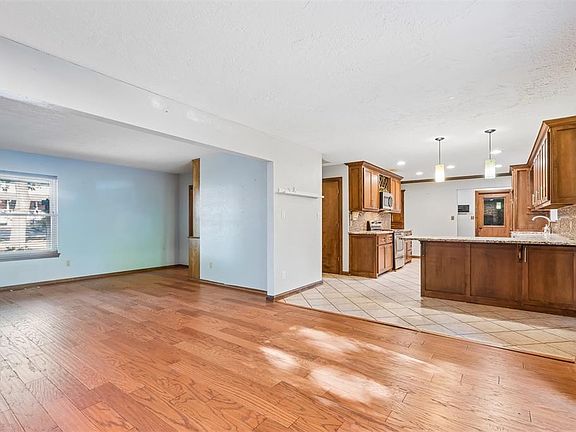 5th image of 2415 Weatherford Dr