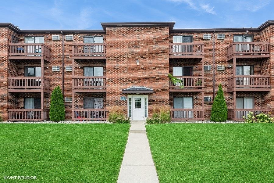 1st image of 1034 Spruce St APT 1B