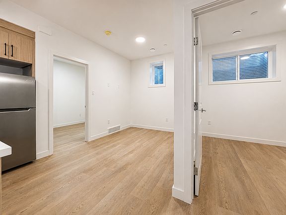 5th image of 227 26th Ave NE #201-B
