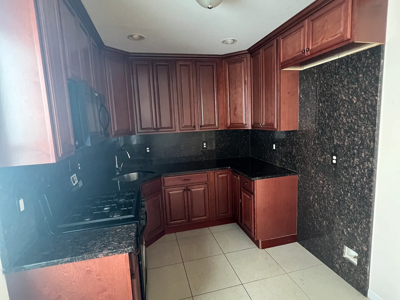3 bed, 2000 sqft, $2,500 — Photo 2
