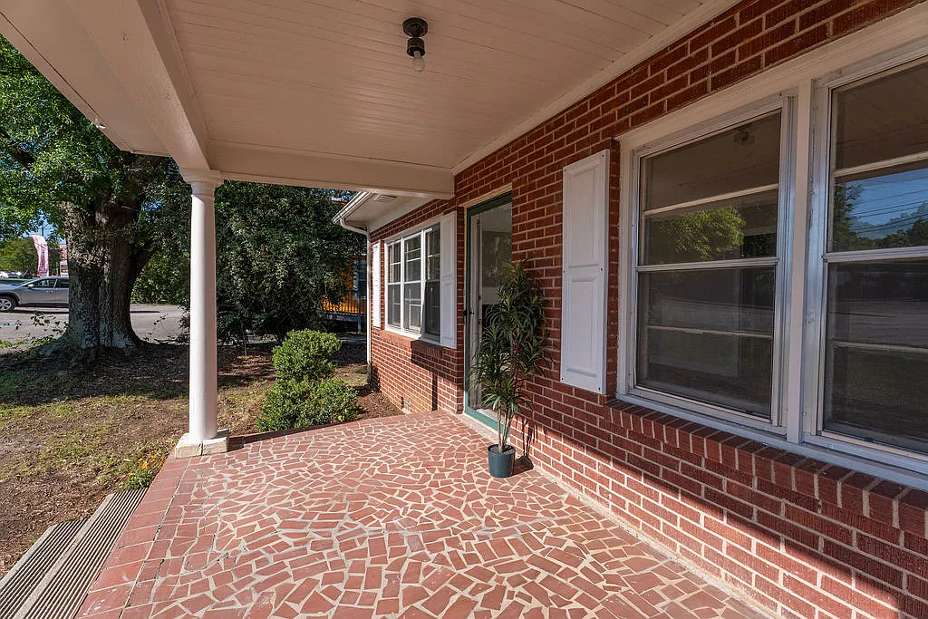 3 bed, 1.5 bath, 1230 sqft, $1,685 — Photo 3
