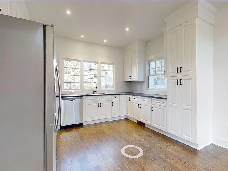 1002 Center St NW — Photo 3