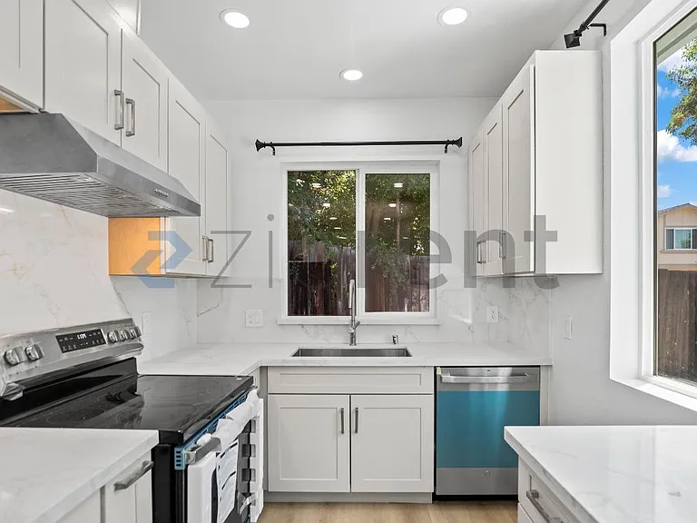 640 Plomosa Ct #B — Photo 14