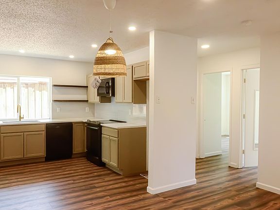 3rd image of 2818 Chariot Ln