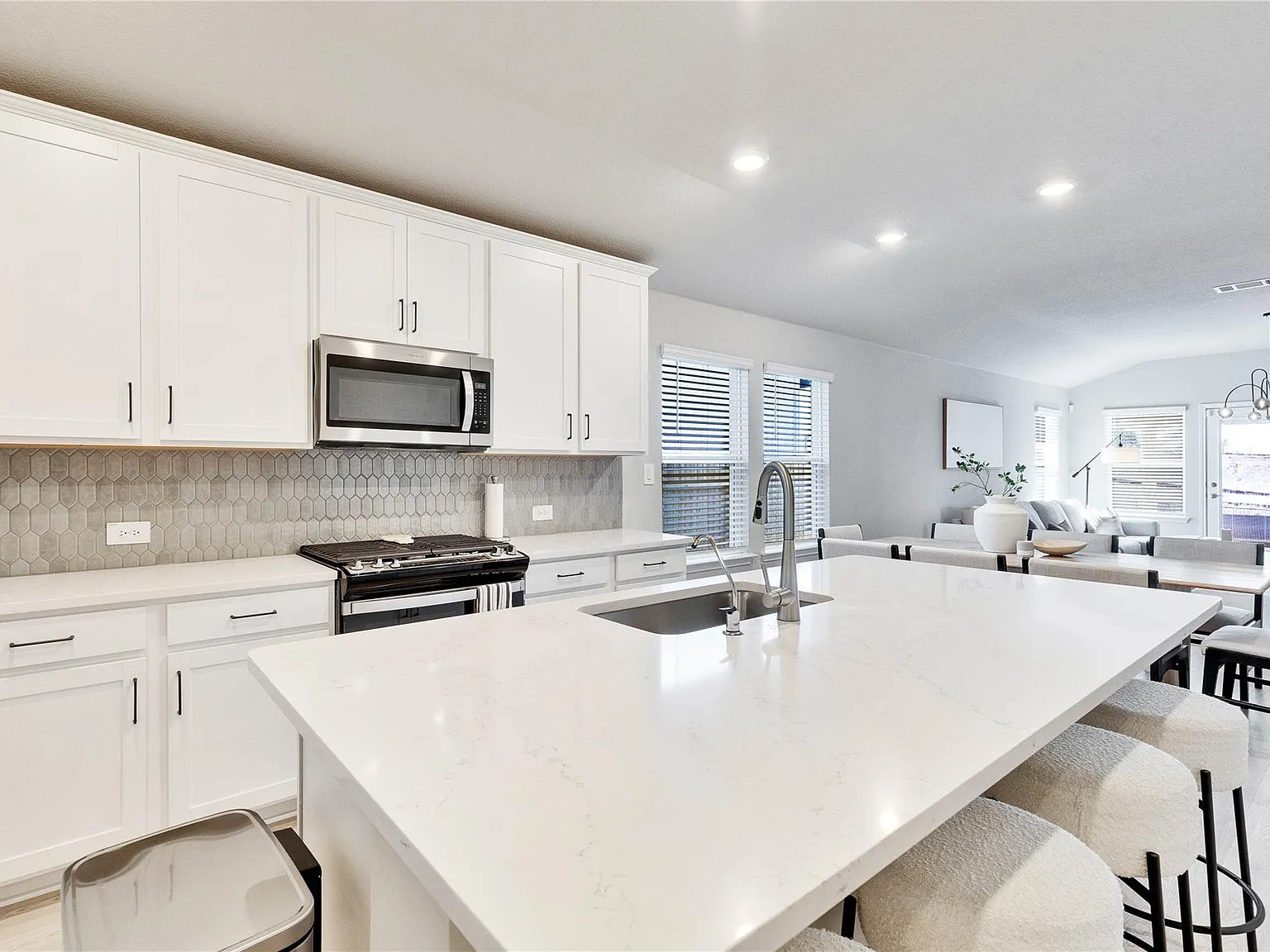 4 bed, 3.0 bath, 2039 sqft, $3,000 — Photo 2