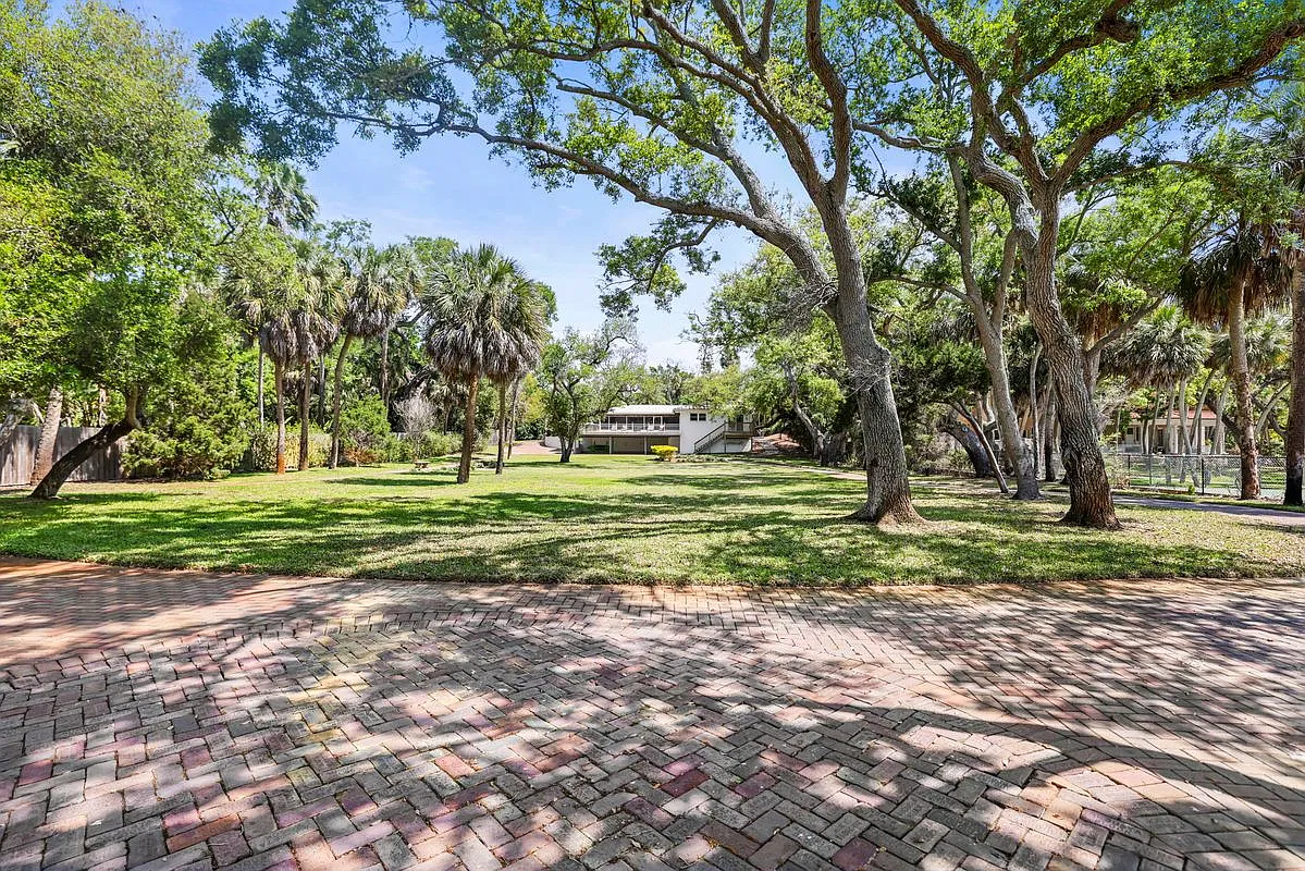 5 bed, 4.0 bath, 2396 sqft, $12,000 — Photo 4