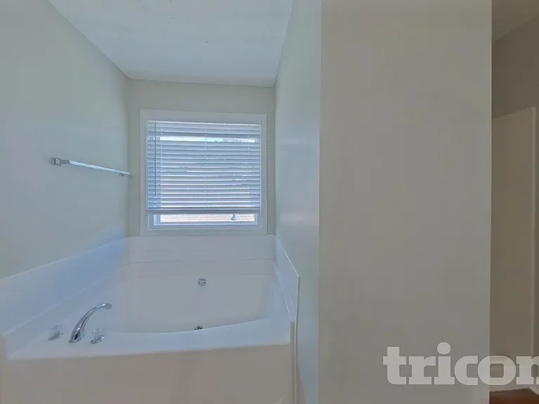 1916 Hillspring Ln — Photo 10