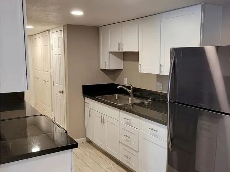 219 Candelaria Rd NW — Photo 7