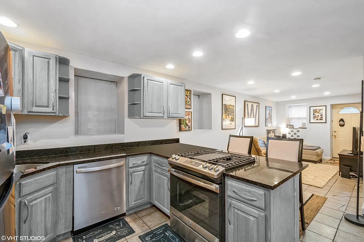 Building Photo - 2305 N Oakley Ave #1