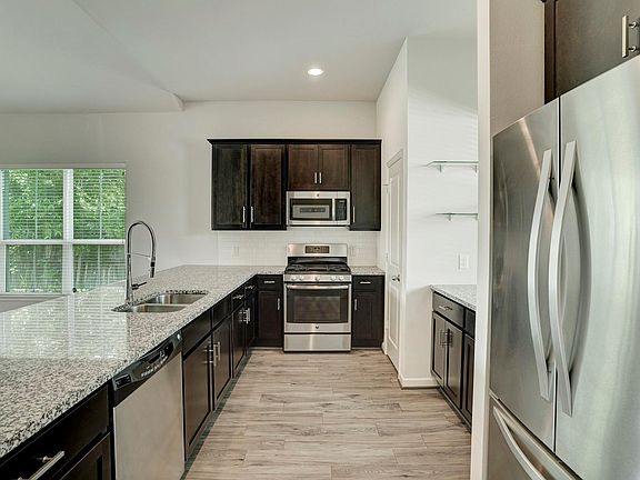 5th image of 3413 Omega St