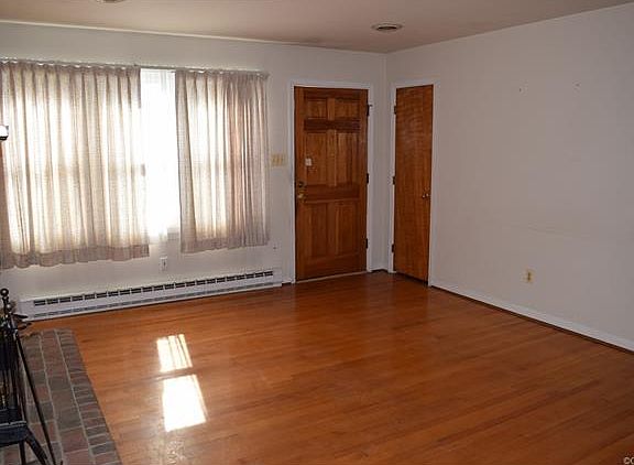 3rd image of 2105 Grant St