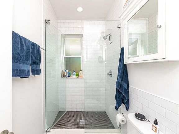 3rd image of 858 N Hermitage Ave #3R