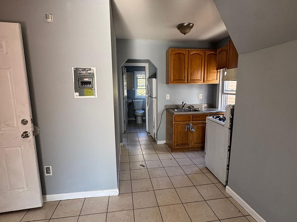 2nd image of 1231 Clinton Ave APT 3