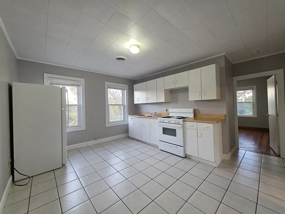  9 Pond St 3rdflr 2b/1b Updated Hardwoods Freshpaint Spacious! Nopets