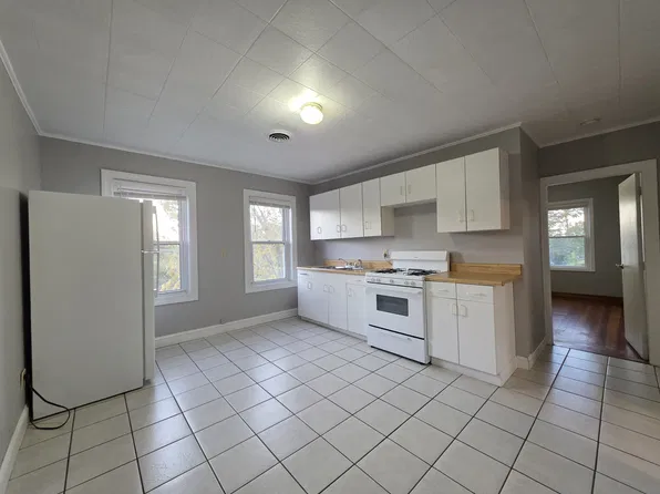  9 Pond St 3rdflr 2b/1b Updated Hardwoods Freshpaint Spacious! Nopets, 9-11 Pond St Floor 3, Pawtucket, RI 02860