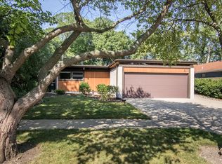 530 Sylviawood Ave, Park Ridge, IL 60068