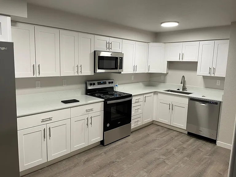 3202 S D St #4 — Photo 2