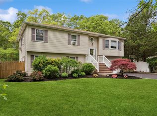 40 Dillmont Dr, Smithtown, NY 11787