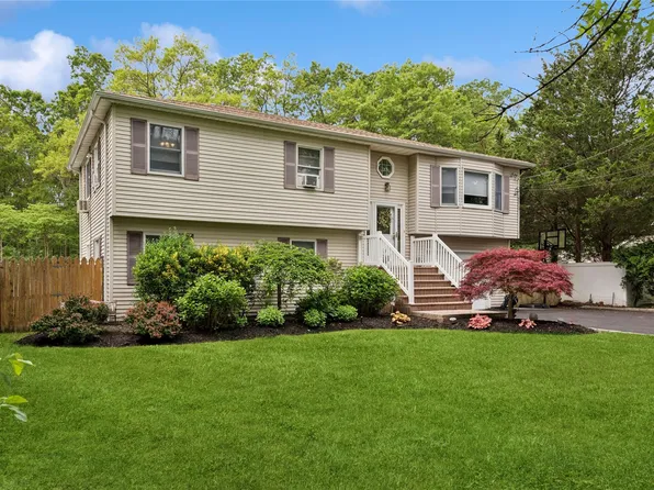 40 Dillmont Drive, Smithtown, NY 11787