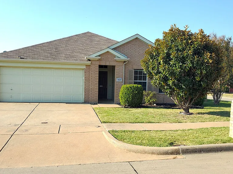 3021 Sawgrass Dr — Photo 1