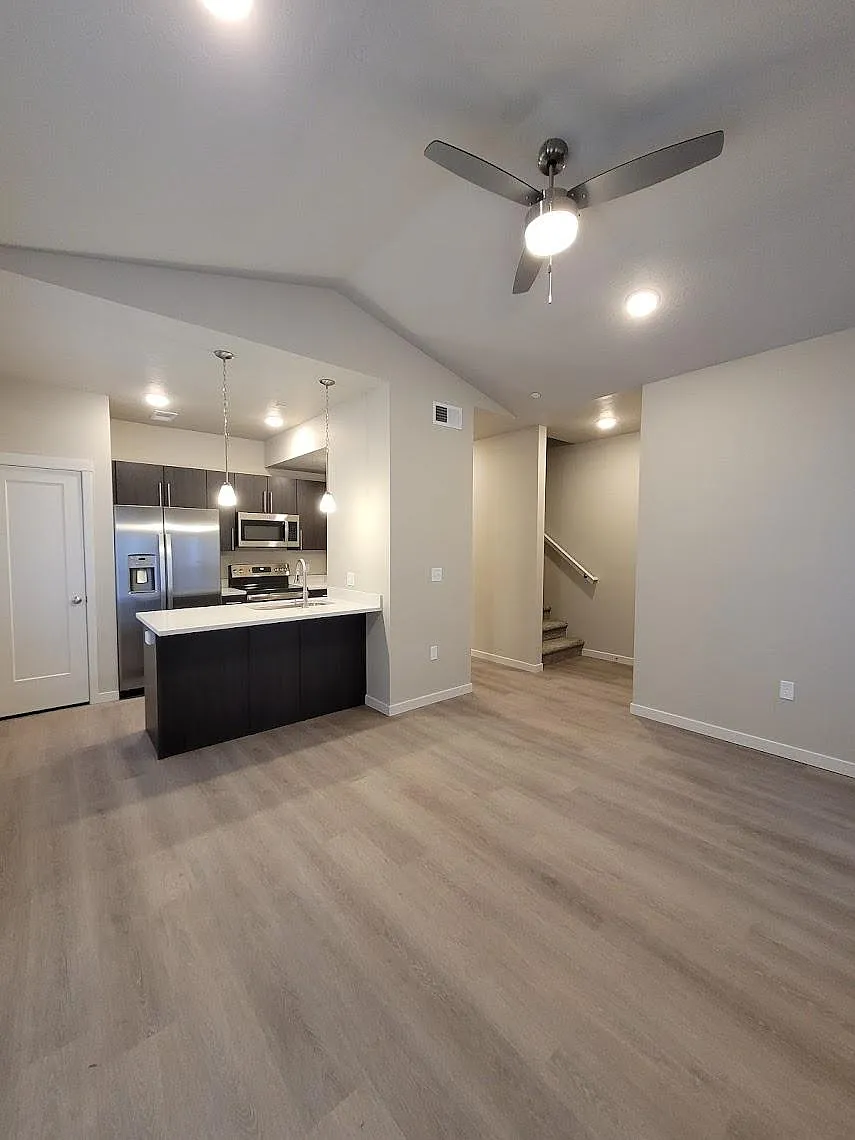 2 bed, 976 sqft, $1,525 — Photo 3
