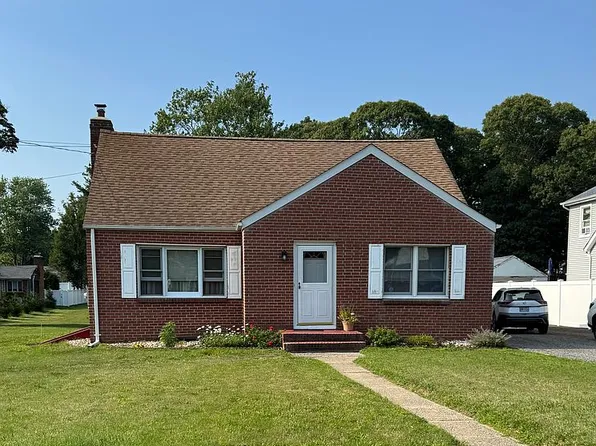 259 E 17th St, Huntington Station, NY 11746