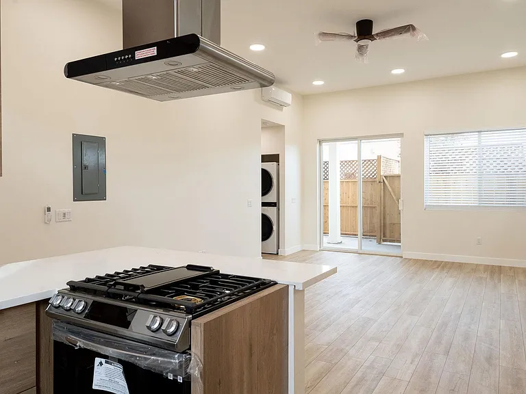 4772 Bancroft St — Photo 8
